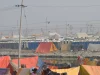 Deretan bilik jamban sementara di antara tenda peziarah Kumbh Mela 2019, Prayagraj, India