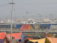 Deretan bilik jamban sementara di antara tenda peziarah Kumbh Mela 2019, Prayagraj, India