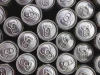 Ilustrasi deretan rapat kaleng minuman aluminium perak polos tanpa merek dilihat dari atas