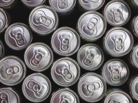 Ilustrasi deretan rapat kaleng minuman aluminium perak polos tanpa merek dilihat dari atas