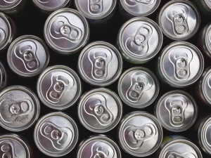 Ilustrasi deretan rapat kaleng minuman aluminium perak polos tanpa merek dilihat dari atas