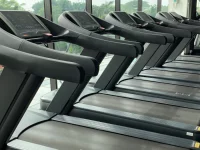 Ilustrasi deretan treadmill kosong di ruang kebugaran berjendela kaca