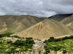 Desa Ghyakar di antara ladang berteras dan perbukitan gersang di Upper Mustang, Nepal