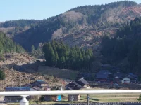 Bekas longsoran besar di lereng gunung di atas permukiman desa Wajima setelah gempa Noto