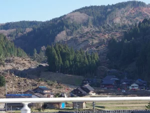 Bekas longsoran besar di lereng gunung di atas permukiman desa Wajima setelah gempa Noto