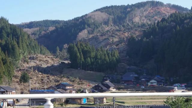 Bekas longsoran besar di lereng gunung di atas permukiman desa Wajima setelah gempa Noto