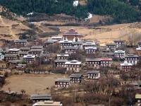 Ilustrasi rumah-rumah tradisional Desa Ura Makrong di lereng pegunungan Bumthang, Bhutan, 2007