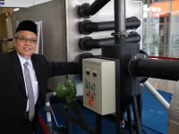 Didi Dwi Anggoro di samping Mesin Pirolisis Dipofuel Gen 3 dalam pameran riset Undip