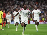 Yan Diomande berseragam putih Real Madrid berlari merayakan gol ke gawang Villarreal