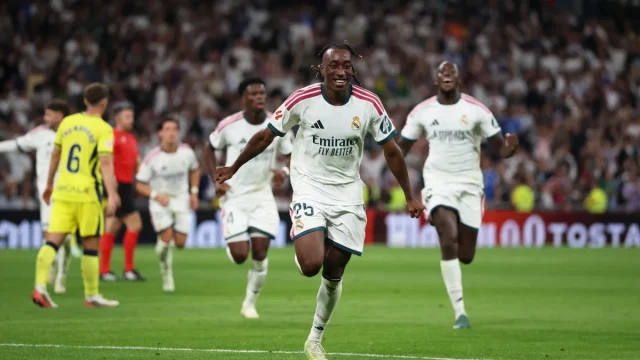 Yan Diomande berseragam putih Real Madrid berlari merayakan gol ke gawang Villarreal