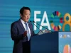 Direktur Jenderal FAO Qu Dongyu berpidato di podium markas FAO di Roma