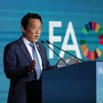 Direktur Jenderal FAO Qu Dongyu berpidato di podium markas FAO di Roma