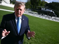 Presiden Amerika Serikat Donald Trump berbicara di halaman dengan helikopter di belakangnya