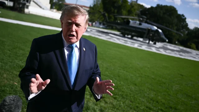 Presiden Amerika Serikat Donald Trump berbicara di halaman dengan helikopter di belakangnya