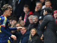 Dowman Dikartu Merah, Arteta Dikritik Usai Arsenal Tersingkir
