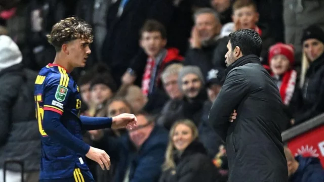 Dowman Dikartu Merah, Arteta Dikritik Usai Arsenal Tersingkir