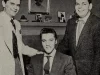 Elvis Presley (tengah) bersama Bob Neal dan Sam Phillips pada 1955