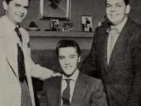 Elvis Presley (tengah) bersama Bob Neal dan Sam Phillips pada 1955