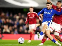 Pemain Ipswich Town dan Nottingham Forest berebut bola di Portman Road