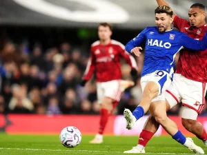 Pemain Ipswich Town dan Nottingham Forest berebut bola di Portman Road