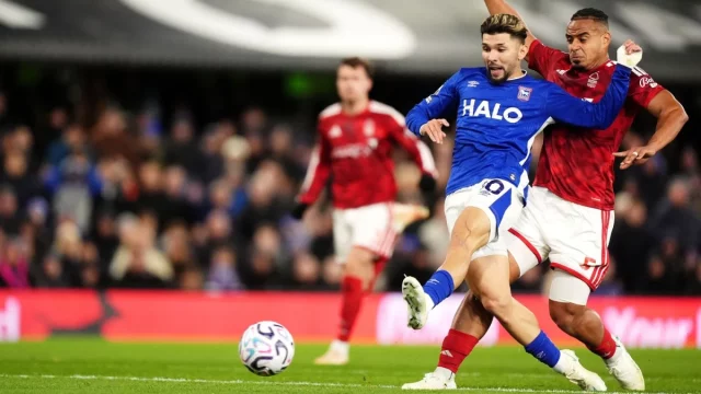 Pemain Ipswich Town dan Nottingham Forest berebut bola di Portman Road