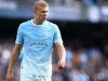 Erling Haaland berseragam biru muda Manchester City berjalan di lapangan