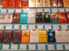 Ilustrasi deretan bungkus rokok berlabel harga di etalase toko swalayan di Shenzhen, Tiongkok
