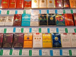 Ilustrasi deretan bungkus rokok berlabel harga di etalase toko swalayan di Shenzhen, Tiongkok