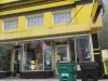 Ilustrasi etalase toko tembakau dan vape di bangunan kuning Oak Street, New Orleans