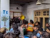 Warga dan petugas penyelamat berkerumun di lorong sekolah setelah atap runtuh di Peshawar