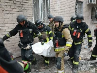 Petugas penyelamat mengangkut jenazah dari reruntuhan gedung di Zaporizhzhia, Ukraina