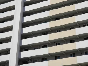 Ilustrasi fasad gedung apartemen bertingkat tinggi dipotret dari bawah di Seoul, Korea Selatan