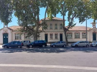 Ilustrasi fasad gedung sekolah dasar berdinding krem di Caldas da Rainha, Portugal