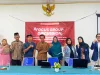 Tim mahasiswa IPB dan warga berfoto seusai diskusi kelompok di TPA Galuga