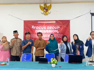 Tim mahasiswa IPB dan warga berfoto seusai diskusi kelompok di TPA Galuga