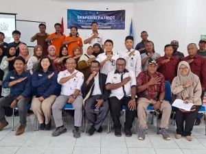 Peserta diskusi perikanan di Kumbe Merauke berfoto bersama seusai pertemuan