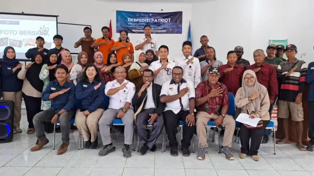 Peserta diskusi perikanan di Kumbe Merauke berfoto bersama seusai pertemuan