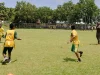 Anak-anak sekolah dasar bermain flag football bersama marinir di Koror, Palau