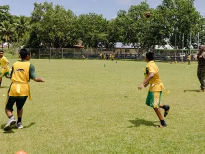 Anak-anak sekolah dasar bermain flag football bersama marinir di Koror, Palau