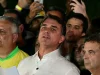 Flavio Bolsonaro berkemeja putih di tengah kerumunan pendukung saat menyimak hasil pemilu