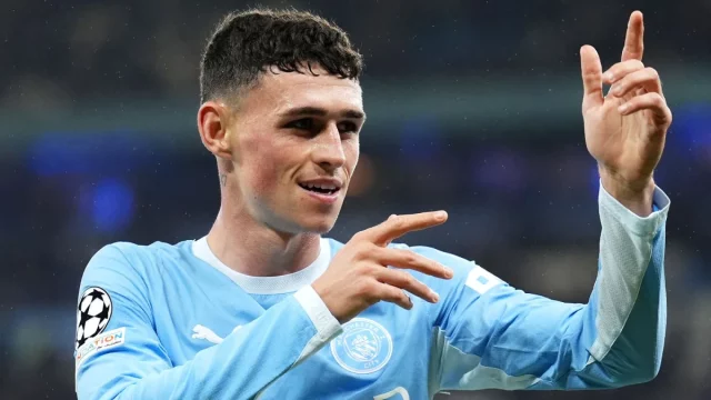 Phil Foden menunjuk ke atas merayakan gol Manchester City di Liga Champions