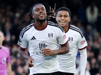 Alex Iwobi tersenyum merayakan gol Fulham ke gawang Hull City di Craven Cottage