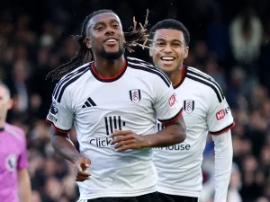 Alex Iwobi tersenyum merayakan gol Fulham ke gawang Hull City di Craven Cottage