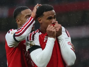 Bek Arsenal Gabriel mencium lambang klub usai mencetak gol ke gawang Everton