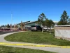 Garis polisi terpasang di depan Sekolah Dasar Silver Rail di Bend, Oregon