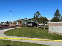 Garis polisi terpasang di depan Sekolah Dasar Silver Rail di Bend, Oregon