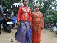 Ilustrasi: dua perempuan berkebaya saat gawai Suku Talang Mamak di Indragiri Hulu, Riau