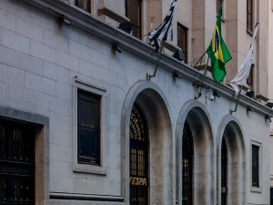 Fasad gedung bursa saham Bovespa, kini B3, di Sao Paulo, Brasil, dengan bendera Brasil