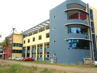 Ilustrasi gedung kampus Bishop Jerome Institute berwarna biru-kuning di Kollam, Kerala, India