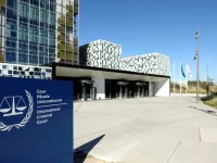 Gedung Mahkamah Pidana Internasional dengan papan nama di Den Haag, Belanda